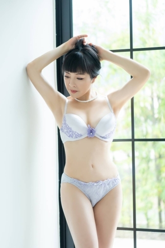 秦ひとみ