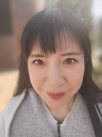 秦ひとみ